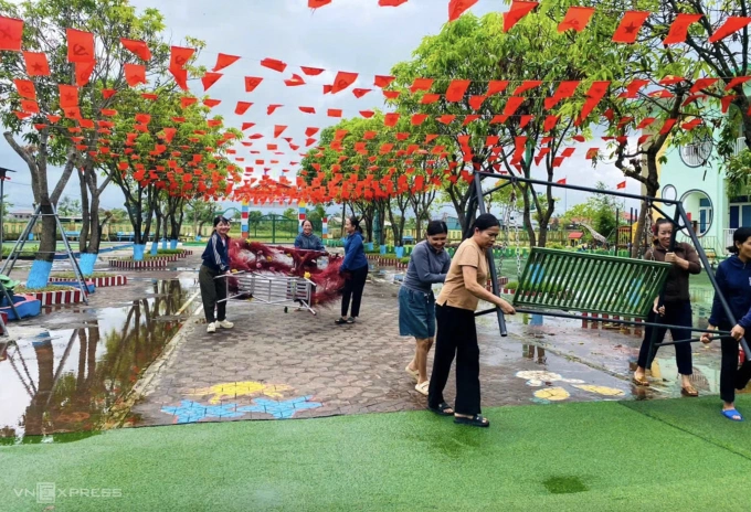 Trường học ở Hà Tĩnh tất bật thu dọn tránh bão, chiều 27/9. Ảnh: Đức Hùng