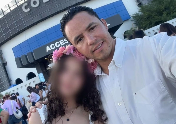 Bé Paloma và cha, ông Carlos. Ảnh: El Mundo