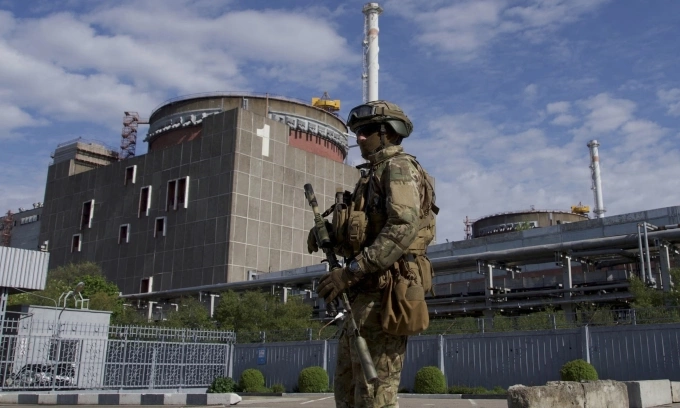 Lính Nga canh gác bên ngoài nhà máy điện hạt nhân Zaporizhzhia hồi tháng 5/2022. Ảnh: AFP