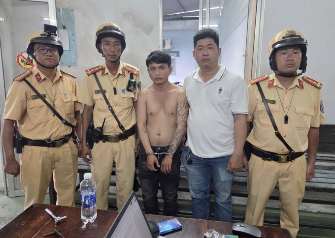 CSGT Tây Bắc đã bàn giao kẻ trộm cho công an tỉnh Lâm Đồng. Ảnh: Nhật Vy