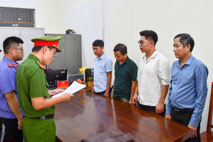 Bốn bị can trong vụ án thông đồng đẩy giá đấu giá khai thác mỏ cát xây dựng bị khởi tố. Ảnh: Tú Anh