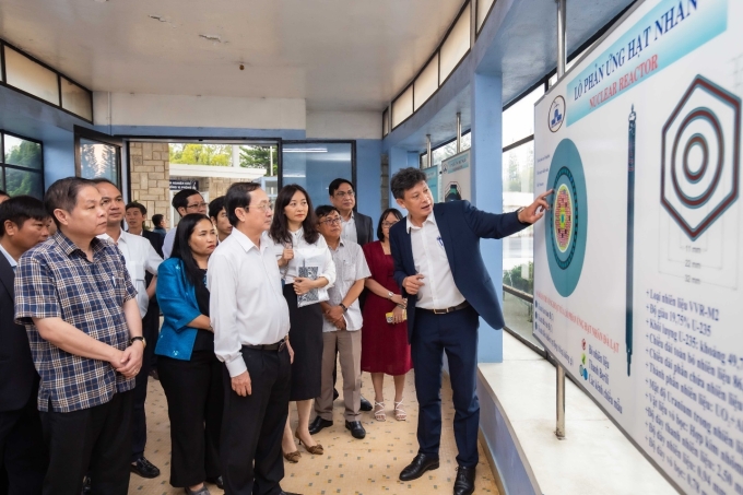 TS Cao Đông Vũ, Viện trưởng Viện Nghiên cứu hạt nhân Đà Lạt giới thiệu về Lò phản ứng hạt nhân Đà Lạt với Phó Trưởng Ban Tuyên giáo và Dân vận Trung ương Huỳnh Thành Đạt. Ảnh: Viện Nghiên cứu hạt nhân