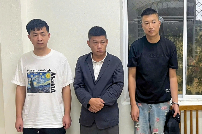 He Kai, Wang Shao Bo và Wang Jun tại cơ quan công an. Ảnh: Thành Anh