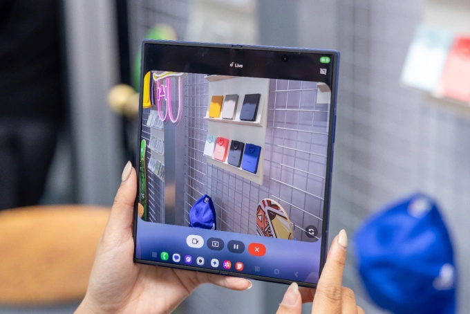 Gemini Live được tối ưu trên màn hình lớn của Galaxy Z Fold7. Ảnh: Samsung