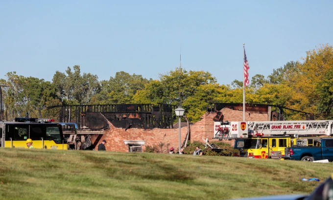 Nhà thờ bị đốt cháy sau vụ xả súng tại Grand Blanc, Michigan hôm 28/9. Ảnh: AFP
