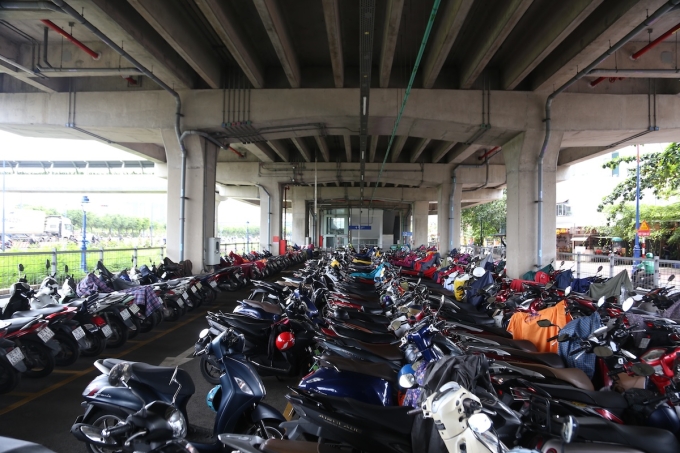Bãi giữ xe dưới đường ray tuyến metro số 1 gần ga Rạch Chiếc có hệ thống chữa cháy tự động phía trên và các thiết bị cứu hoả xung quanh. Ảnh: Đình Văn