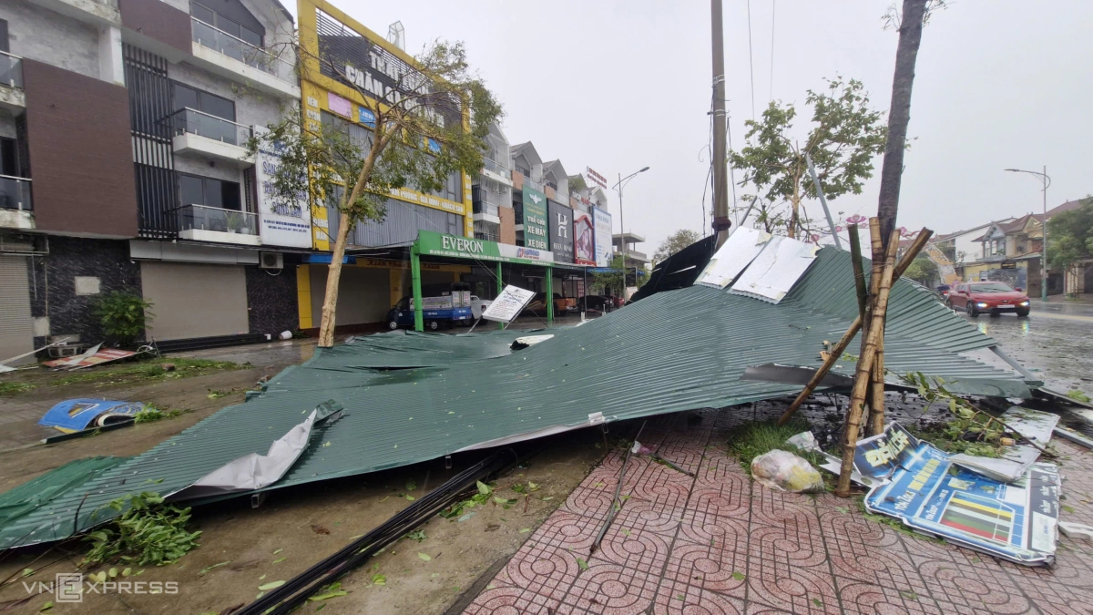 Tại xã Nghi Xuân, mái tôn bay xuống vỉa hè. Ảnh: Đức Hùng