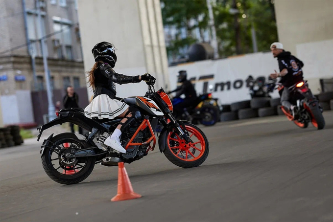 Một học viên nữ tham gia một khóa học điều khiển môtô. Ảnh: MT Motosport