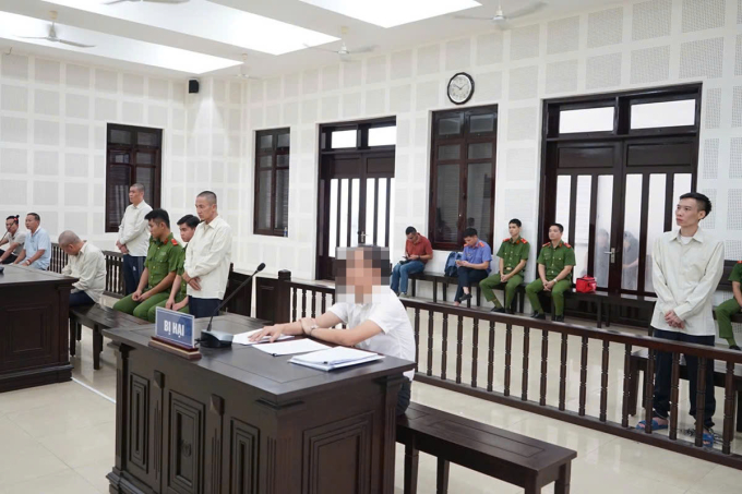 Bốn bị cáo trong vụ án chém ông Hận (đã che mặt) để chiếm quyền khai thác mỏ cát. Ảnh: Hoa Nương