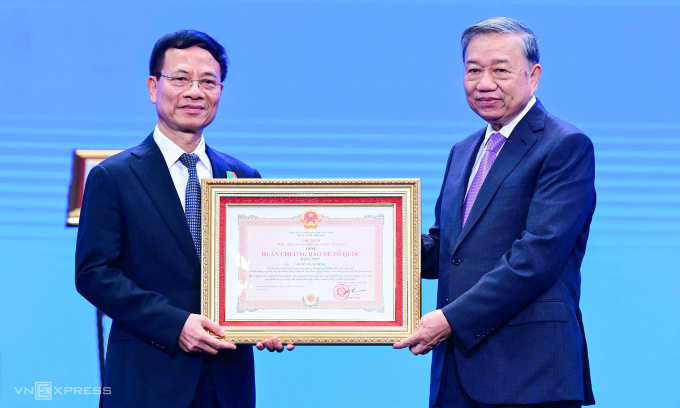 Bộ trưởng Khoa học và Công nghệ Nguyễn Mạnh Hùng (trái) nhận Huân chương Bảo vệ Tổ quốc hạng Nhất. Ảnh: Giang Huy