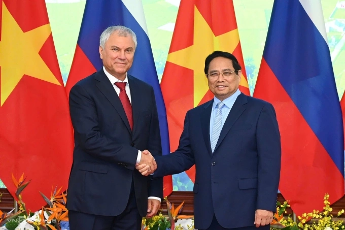 Thủ tướng Phạm Minh Chính bắt tay Chủ tịch Duma Quốc gia Nga Vyacheslav Volodin trước khi bước vào hội kiến ngày 29/9. Ảnh: Giang Huy