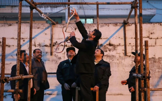 Giới chức chuẩn bị thi hành án tử hình ở thành phố Nowshahr, miền bắc Iran, hồi năm 2014. Ảnh: AFP