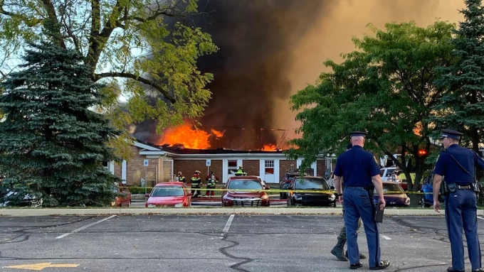 Nhà thờ ở Grand Blanc, Michigan, bốc cháy sau vụ xả súng ngày 28/9. Ảnh: ABC News