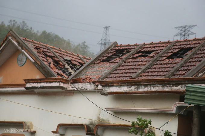 Mái nhà của bà Mừng bị bay gió giật bay ngói. Ảnh: Đắc Thành