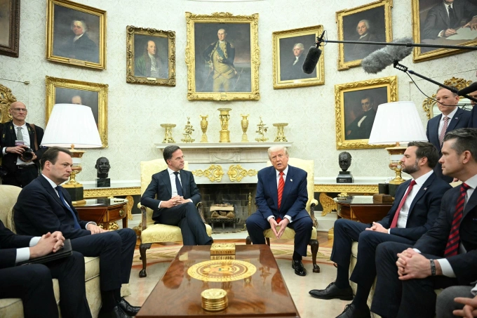 Phòng Bầu dục với nhiều món đồ trang trí mạ vàng trong cuộc họp báo của Tổng thống Trump và Tổng thư ký NATO Mark Rutte hồi tháng 3. Ảnh: AFP