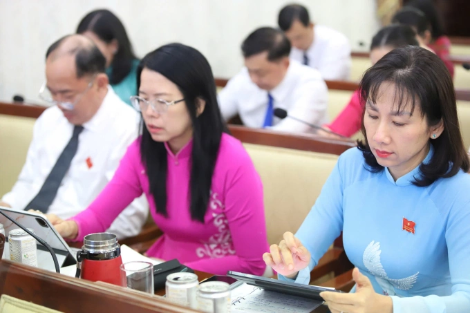 Đại biểu HĐND TP HCM thông qua Nghị quyết tại kỳ họp ngày 29/9. Ảnh: An Phương