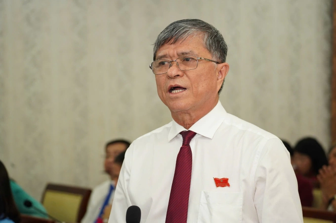 Giám đốc Sở Giáo dục và Đào tạo TP HCM Nguyễn Văn Hiếu phát biểu tại kỳ họp, sáng 29/9. Ảnh: An Phương
