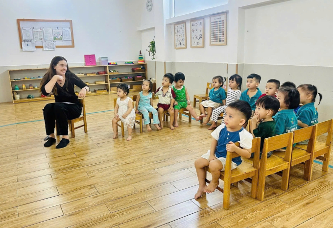 Học sinh trường mầm non Trẻ sáng tạo trong giờ học ngoại ngữ với giáo viên nước ngoài. Ảnh: An Phương