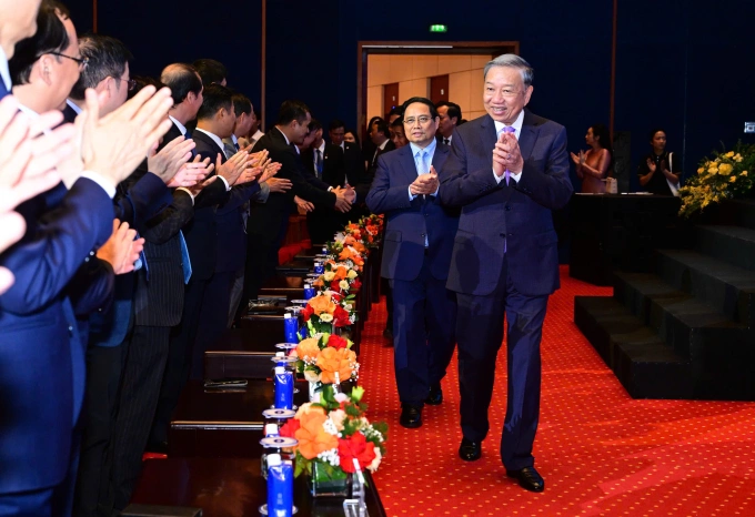 Tổng Bí thư Tô Lâm, Thủ tướng Phạm Minh và Bộ trưởng Khoa học và Công nghệ tham quan triển lãm 80 năm ngành Bưu chính Viễn thông, 66 năm ngành Khoa học và Công nghệ. Ảnh: Giang Huy