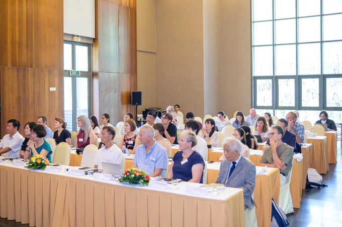 Hơn 30 nhà khoa học tham gia thảo luận Tương tác giữa vi khuẩn gây bệnh và tế bào vật chủ. Ảnh: ICISE