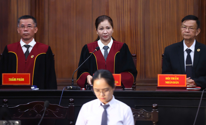 HĐXX do thẩm phán Đoàn Thị Hương Giang công bố bản án. Ảnh: Quỳnh Trần