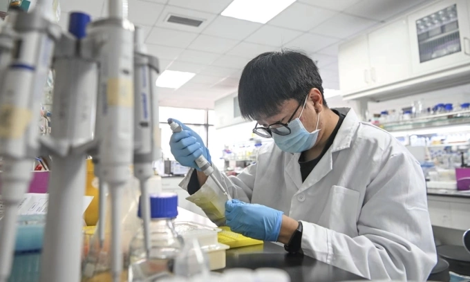 Một nhà nghiên cứu làm việc tại phòng thí nghiệm của Viện Hàn lâm Khoa học Trung Quốc ở Thiên Tân. Ảnh: Xinhua