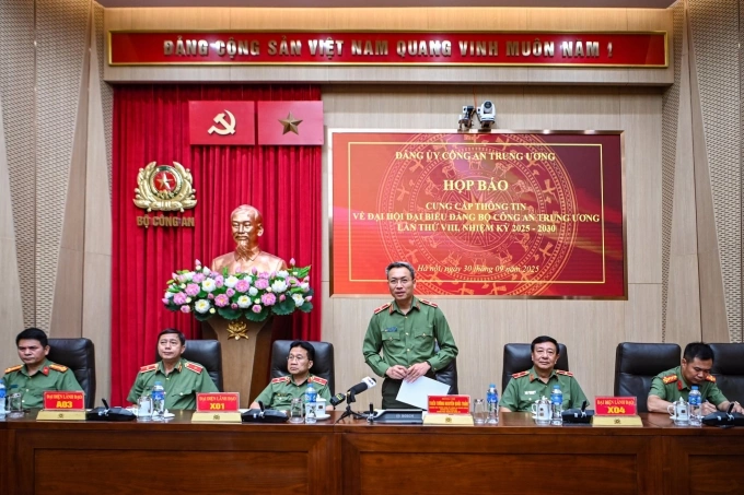 Các đại biểu chủ trì họp báo. Ảnh: Văn Phú