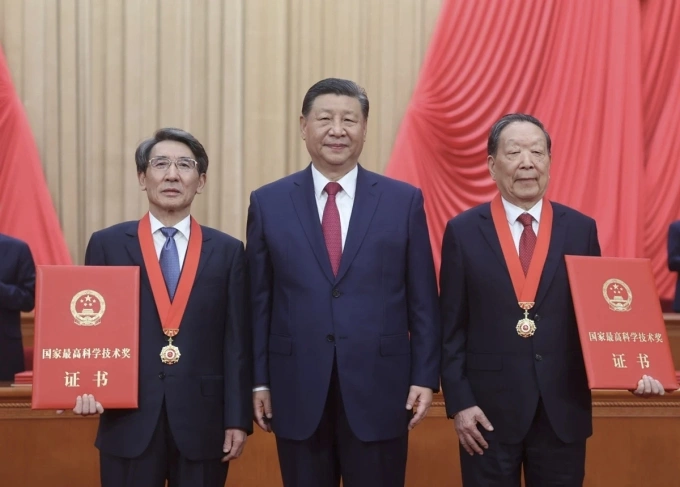 Chủ tịch Trung Quốc Tập Cận Bình (giữa) trong lễ trao huy chương và giấy chứng nhận giải thưởng khoa học, công nghệ tại Bắc Kinh tháng 6/2024. Ảnh: Xinhua