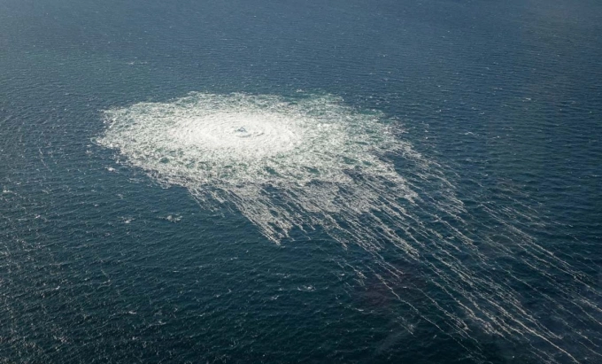 Bọt khí nổi lên từ vị trí đường ống Nord Stream 2 bị đánh bom trên biển Baltic, khu vực gần đảo Bornholm của Đan Mạch, ngày 27/9/2022. Ảnh: Reuters