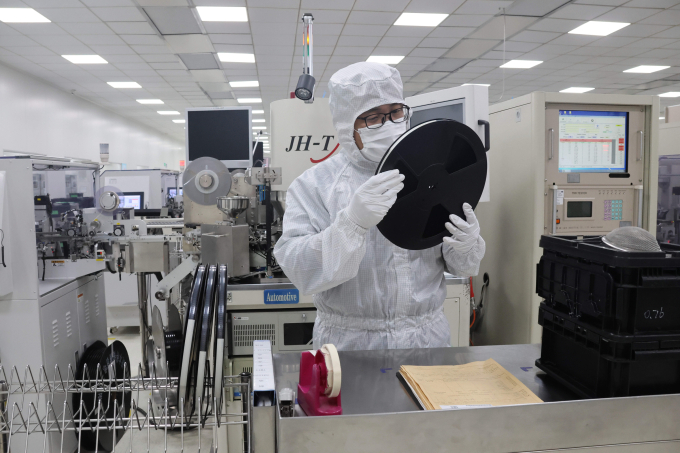 A worker produces semiconductor products on the production line of a semiconductor manufacturing enterprise in Binzhou city, East Chinas Shandong province, Jan 15, 2025. (Photo by CFOTO/Sipa USA)No Use China. Nhân viên
