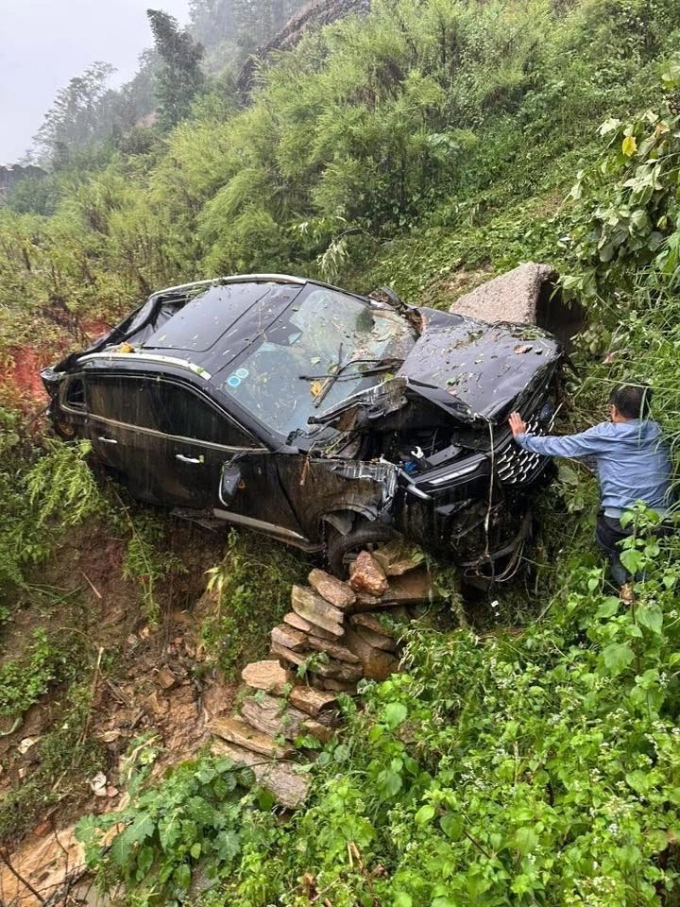 Chiếc crossover dưới vực sau khi bị rơi, các nạn nhân sống sót. Ảnh: CTV