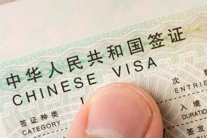 Ảnh visa Trung Quốc trên một cuốn hộ chiếu. Ảnh: China Daily