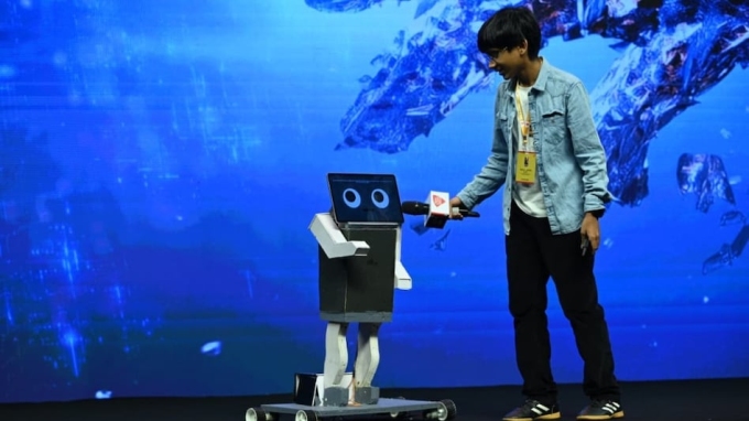 Raul John Aju và robot Mebot tại hội nghị India Today South Conclave 2025. Ảnh: India Today