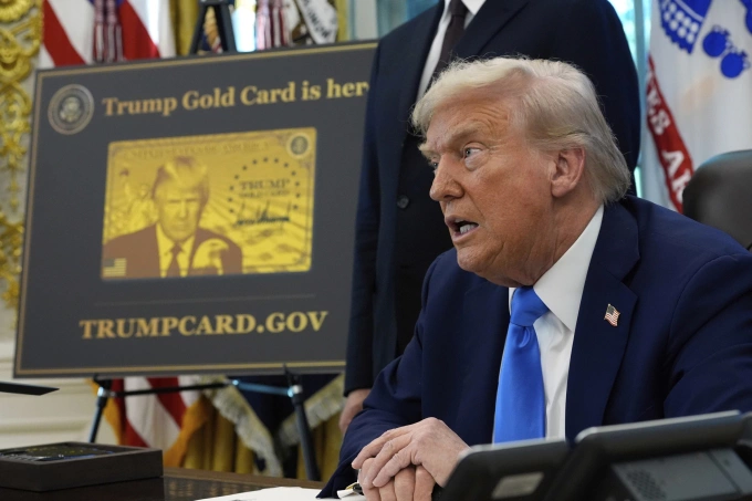 Tổng thống Mỹ Donald Trump và mô hình thẻ vàng Trump tại Nhà Trắng ngày 19/9. Ảnh: AP