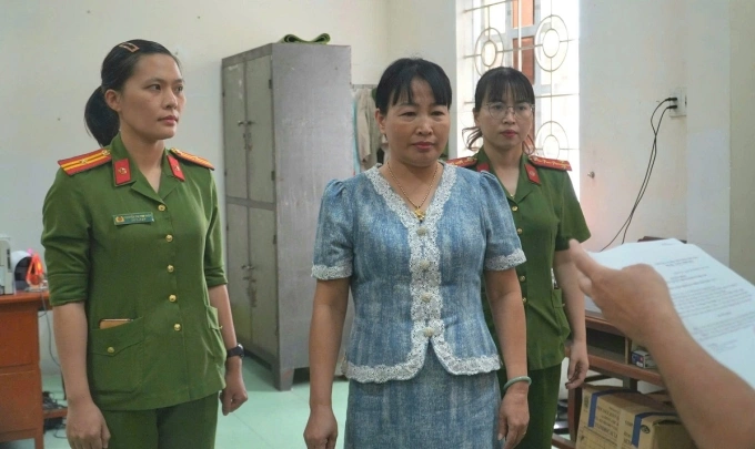 Bà Phạm Thị Minh Lý lúc nghe lệnh bắt. Ảnh: Công an Quảng Ngãi