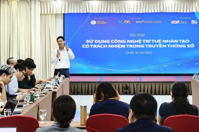 Chuyên gia chia sẻ tại hội thảo Sử dụng công nghệ AI có trách nhiệm, sáng 30/9. Ảnh: Trọng Đạt