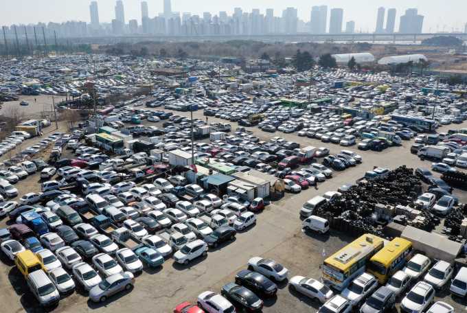 Xe cũ chờ được vận chuyển tại khu phức hợp xuất khẩu ở khu công viên giải trí Songdo, Incheon. Ảnh: Yonhap