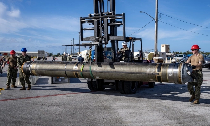 Kỹ thuật viên Mỹ chuẩn bị nạp tên lửa Tomahawk lên tàu ngầm ở quân cảng Guam hồi năm 2024. Ảnh: US Navy
