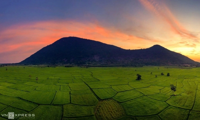 Núi Bà Đen nhìn từ xa. Ảnh: Nguyễn Tấn Tuấn