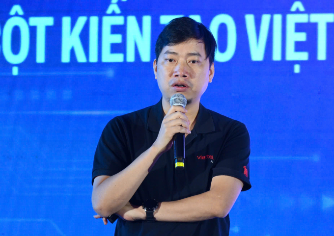 Ông Nguyễn Hoàng Hưng, Giám đốc Công nghệ Viettel AI trình bày tham luận tại AI4VN 2025. Ảnh: Giang Huy