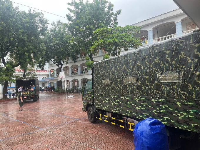 Xe quân đội chở học sinh trường THCS Cổ Nhuế 2 tới điểm tập kết để bố mẹ đón, trưa 30/9. Ảnh: Người dân cung cấp