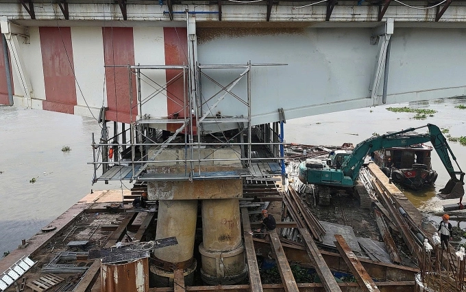 Trụ cầu Bình Triệu 1 được gia cố để lắp đặt hệ thống kích thuỷ lực. Ảnh: Giang Anh