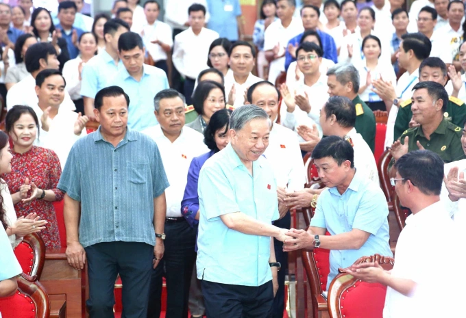 Tổng Bí thư Tô Lâm và các đại biểu Quốc hội đoàn thành phố Hà Nội cùng cử tri cử tri đơn vị bầu cử số 10. Ảnh: Phạm Hùng