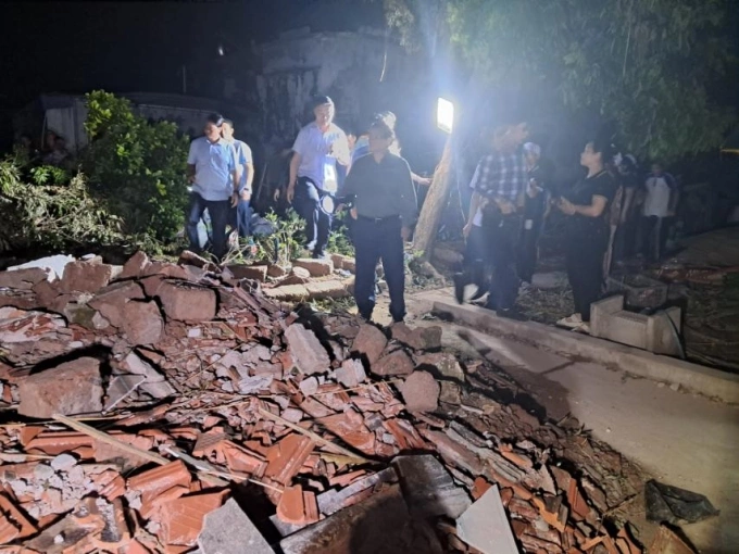 Thủ tướng tới hiện trường vụ sập nhà do lốc xoáy ngày 29/9 khiến 2 vợ chồng cụ Hoàng Văn Khiêm-Đoàn Thị Nhị tử vong tại thôn Phú Bình, xã Quỹ Nhất - Ảnh: VGP/Hà Văn