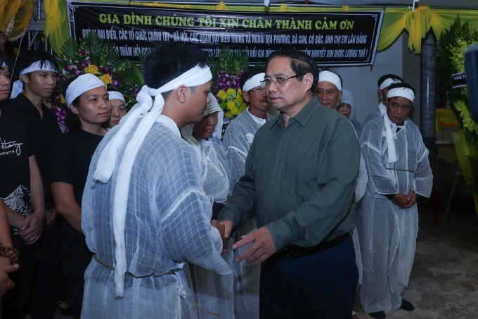 Thủ tướng Phạm Minh Chính thăm hỏi, chia buồn với các gia đình có người bị nạn do thiên tai, tối 30/9. Ảnh: VGP/Nhật Bắc