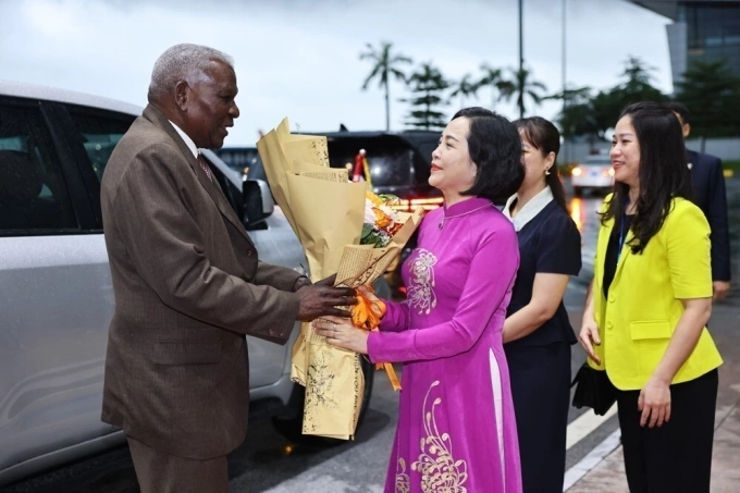 Phó chủ tịch Quốc hội Nguyễn Thị Thanh đón Chủ tịch Quốc hội Cuba Esteban Lazo Hernandez tại sân bay quốc tế Nội Bài. Ảnh: TTXVN