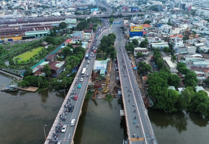 Cầu Bình Triệu 1 (bên phải) bắt đầu được nâng tĩnh không từ cuối tháng 8. Ảnh: Giang Anh