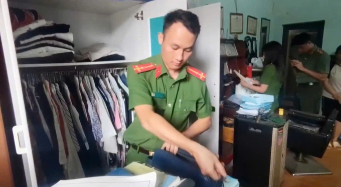 Công an khám xét nhà Tuân trước sự chứng kiến của chính quyền địa phương. Ảnh: Công an cung cấp