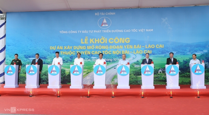 Lãnh đạo địa phương và nhà thầu, đơn vị thi công, cùng bấm nút khởi công, sáng 1/10. Ảnh: Việt An