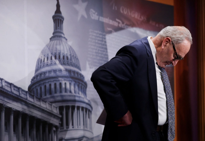 Lãnh đạo đảng Dân chủ tại Thượng viện Chuck Schumer cúi đầu khi họp báo tại Đồi Capitol ngày 30/9. Ảnh: Reuters